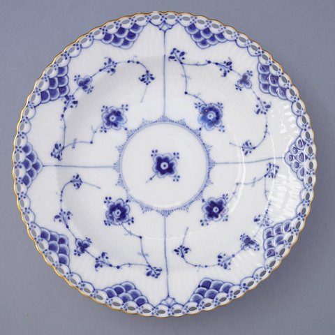 Royal Copenhagen, musselmalet helblonde med guldkant; Dyb tallerken af porcelæn 
#1170