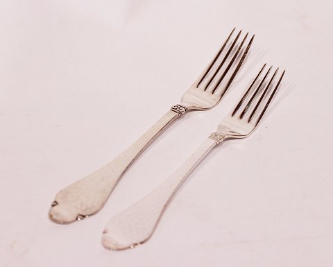 Dinner fork and lunch fork in Bernstorff, hallmarked silver.
5000m2 showroom.