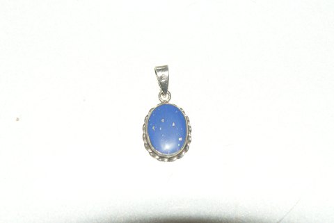 Elegant silver pendant with lapis