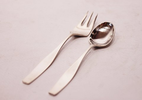 Cake fork and teaspoon in Charlotte by Hans Hansen.
5000m2 showroom.