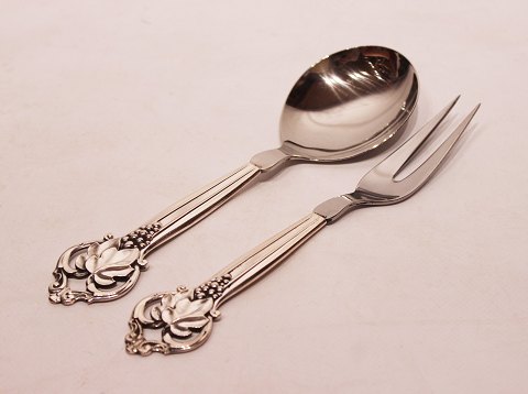 Server and carving fork in other pattern of hallmarked silver.
5000m2 showroom .