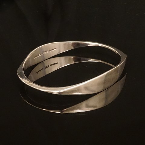 Hans Hansen: Ovaler Armring i Sterlingsilber. 
Masse innen: 7,1x6,3cm