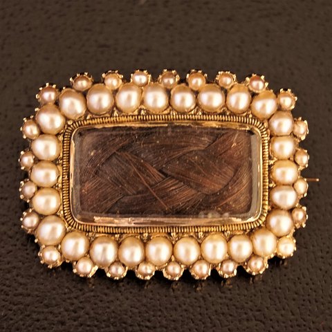 A 19th century brooch of 14k gold, set with braided hair and paerls