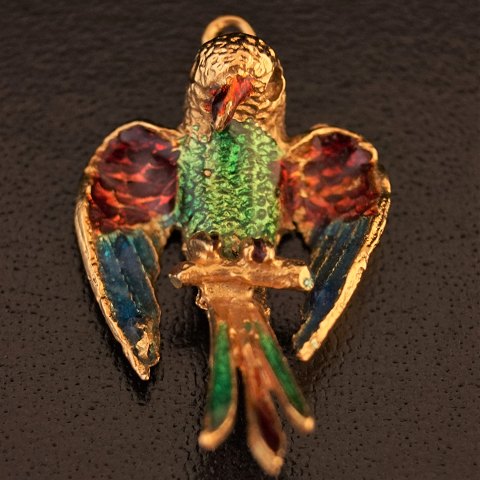 A pendant, shaped as a perrot, 14k gold with enamel