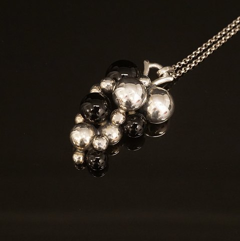 Georg Jensen: A Moonlight Grapes Sterlingsilver 
necklace. L: 90cm