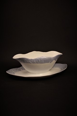 Royal Copenhagen, fish sauce boat on fixed dish.
Before the year 1923.
#1212/3003.