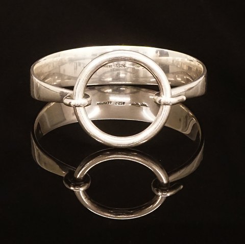 Hans Hansen: Armring i Sterlingsilber mit 
Schliesse. Grösse innen: 6,1x5,9cm