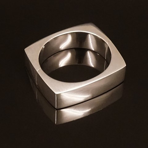 Hans Hansen, Denmark: A sterlingsilver bangle. 
Inner size: 5,3x6cm