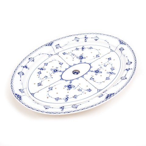 Royal Copenhagen: A large blue fluted half lace 
plate with fish grating.
#1/535 & 1/111.
L: 36,5cm