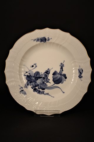 Royal Copenhagen Blue Flower Curved dinner plate with gold border. Dia.:25cm.
RC#10/1621.