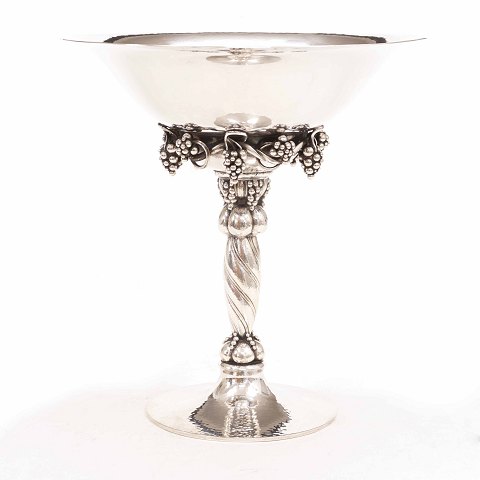 Georg Jensen: Stor drueopsats i lethamret 
sterlingsølv. #264A. H: 27cm. V: 1.282gr