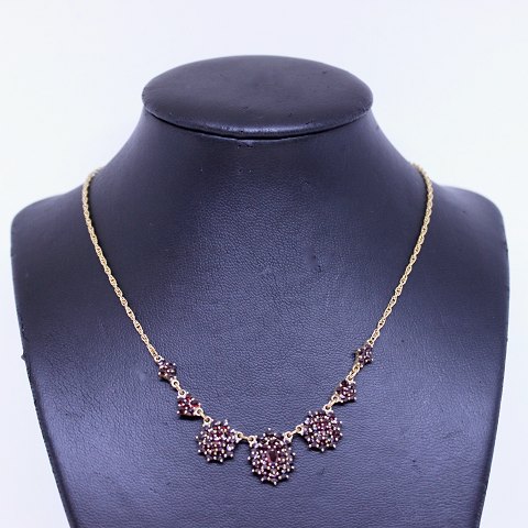 Necklace of gilded 830 silver and with pendant decorated with garnets.
5000m2 showroom.
