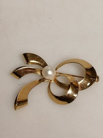 8.carat gold brooch