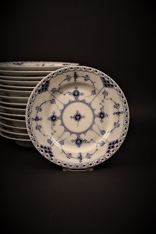 Royal Copenhagen Blue Fluted half-lace dessert plate. Dia.:14cm.
RC# 1/576.