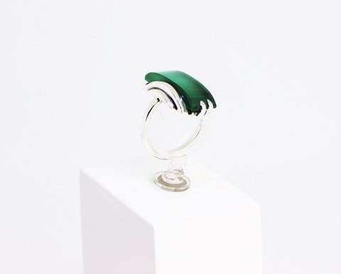 Ring of 925 sterling silver decorated with green jade.
5000m2 showroom.