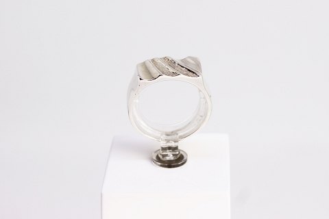Simpel ring of 925 sterling silver and stamped SH.
5000m2 showroom.