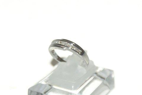 Elegant ladies ring with 18 carat white gold brilliant cut diamonds