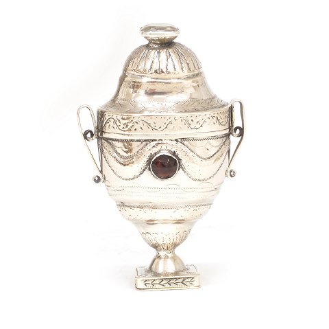 Martin Hinrich Petersen, 1792-1809, Haderslev, 
Denmark: A silver viniagrette. H: 8,9cm. G: 51gr