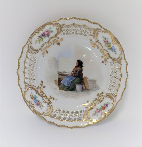 Royal Copenhagen. Plate with open-work border. Diameter 19 cm. Motiv; Wife from 
Gammel Strand. Produced before 1923.