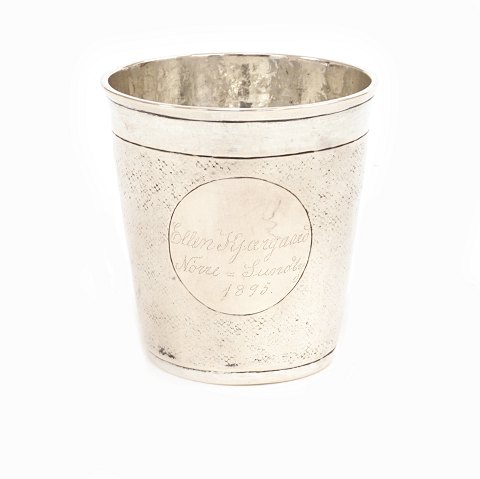 Jens Kjeldsen Sommerfeldt. Aalborg, 1726-72: A 
small silver cup. H: 6,4cm. W: 53gr