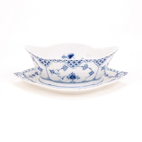 Royal Copenhagen: Musselmalet helblonde sauceskål 
563. H: 8,5cm. L: 25cm