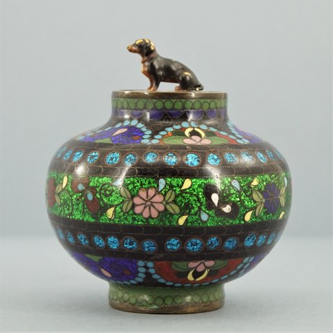 Cloisonne lågkrukke med wiener bronze gravhund