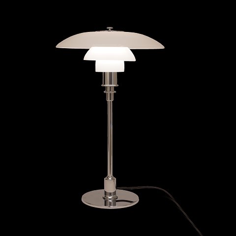 Poul Henningsen: PH 3/2 bordlampe med stel i krom. 
Produceret af Louis Poulsen. H: 46cm