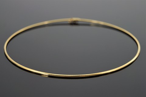 An omega necklace of 14k gold