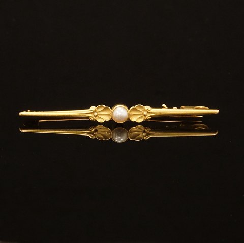 Georg Jensen guldbroche i 18kt guld. Perioden 
1933-44. L: 6cm