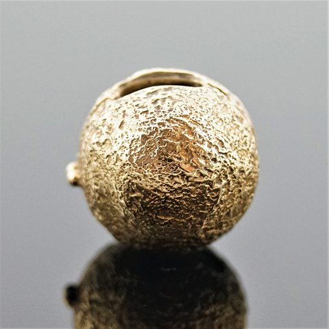 Ole Lynggaard; Round clasp of 14k gold
