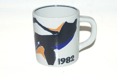 Royal Copenhagen Faience, Years Mug Large
Year 1982
Height 11.5 cm.
Dec. No. 3135