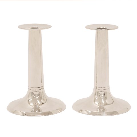 Preben Salomonsen, Denmark, 1964-2009: A pair of 
Sterlingsilver candle sticks. H: 17cm. W: 584gr