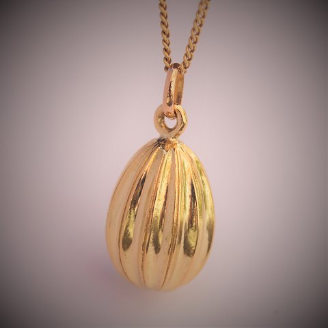A 14k gold necklace with an egg shaped pendant