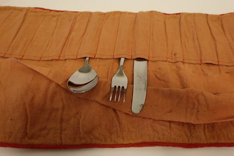 Etui for the cutlery, with hand embroidery
An old etui for your beautiful cutlery, with hand embroidery
It protects your cutlery and helps to that your silver cutlery oxidizes in at 
slower speed
L: about 25,5cm