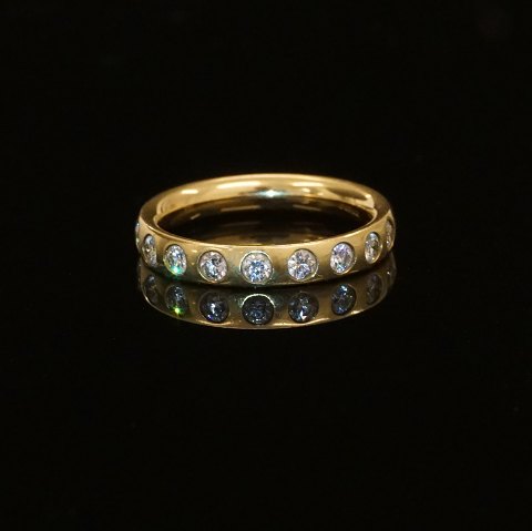 Georg Jensen 18kt guld alliancering med ni 
brillantslebne diamanter. I alt ca. 0,18ct. 
Ringstr. 55