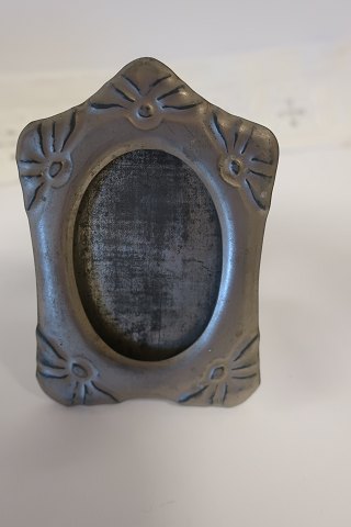 Photo frame, antique
This frame is made of metal, with a stand which can be folded up
About the end of the 1800-years / the beginning of the 1900-years
About 10,3cm x 7cm
In a good condition
We have a large choice of photo frames