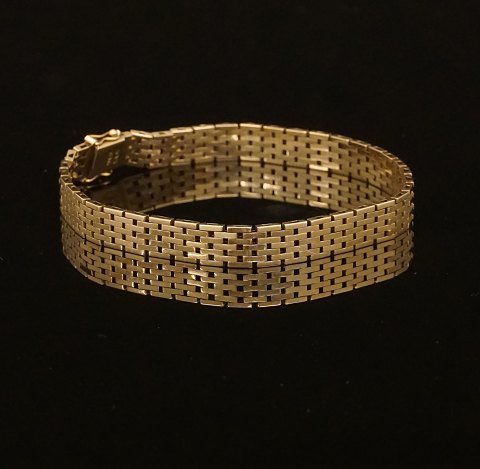 Charles Østergaard Taus, Copenhagen: A 14kt gold 
bracelet. L: 19,5cm. W: 7mm. W: 18gr