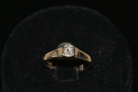 14 carat Gold ring with the diamond
Ring size 52