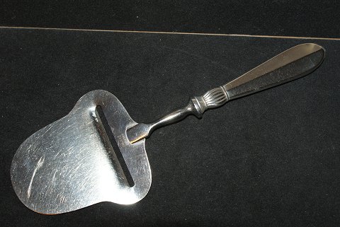 Cheese slicer Gråsten DGS Silver
Danish goldsmiths silverware factory Slagelse
Length 21.5 cm.