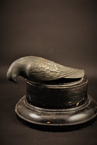 Old bronze bird / dove with fine patina.
H: 5.5cm. L:15cm. 
(2 pcs. Available.)
