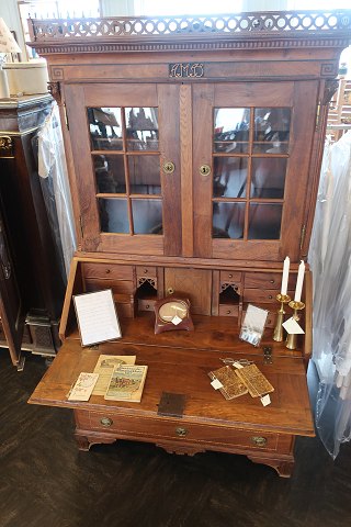 Writing bureau in Empire style made of oak (solid) with intarcia
This antique writing bureau from Sønderjylland (Southern Jutland) is with a 
slanting formed leaf
About 1920 and we have the information about the origin
HH: 2,07m
W: 1,15m
D: 55cm