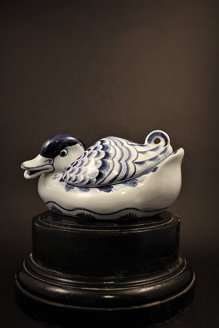 Royal Copenhagen  Aluminia Tranquebar bonboniere in the form of duck in 
earthenware. 
Height:9cm. L:18cm. W:11cm.