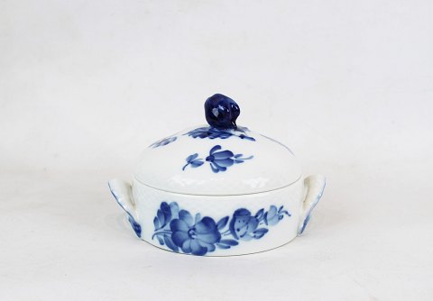 Butter jar, no.: 8139, in Blue Flower by Royal Copenhagen.
5000m2 showroom.