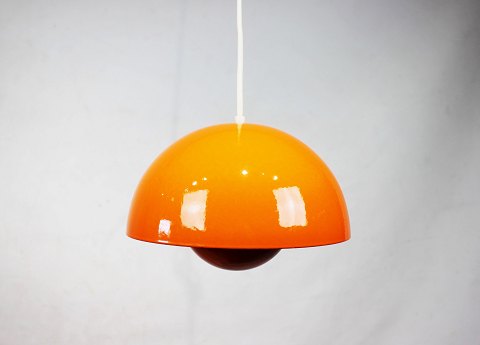 Orange Flowerpot, model VP1, pendant designed by Verner Panton in 1968 and 
manufactured in the 1970s.
5000m2 showroom.