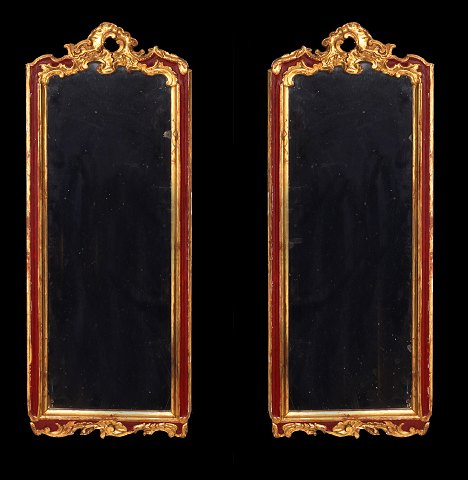Ein Paar teilweise vergoldete Rokoko Spiegel. 
Hergestellt um 1760. Masse: 75x29,5cm