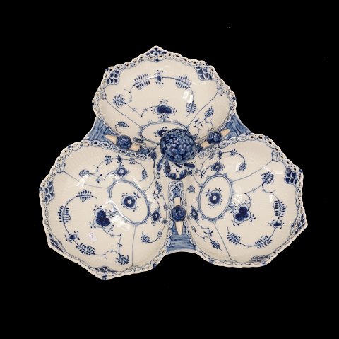 A blue fluted full lace cabaret dish. #1006. D: 
33cm