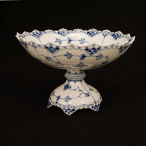 A large Royal Copenhagen blue fluted full lace 
centerpiece. #1022. H:18,2cm. D: 28cm