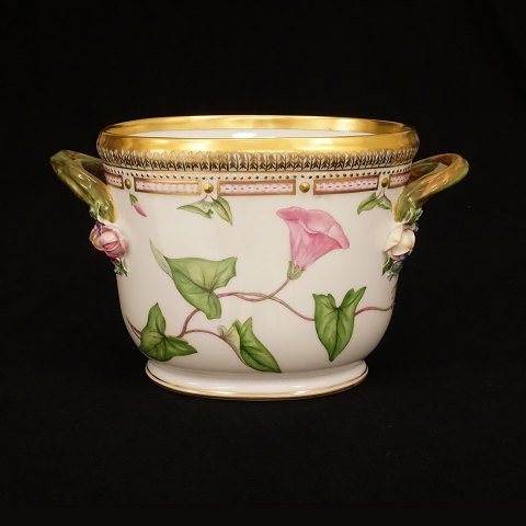 A very large Royal Copenhagen Flora Danica 
porcelain Winecooler. #20/3569. H: 17cm. L: 28cm