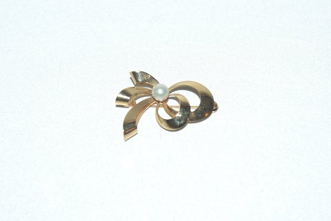 Elegant Brooch with white pearl in 14 carat gold