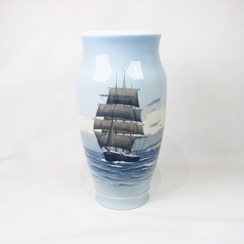 Large floor vase with ship motif, no.: 2108-131, by Royal Copenhagen.
5000m2 showroom.